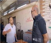 «حياة كريمة» تشارك الشباب في توزيع وجبات إفطار مجانًا.. فيديو