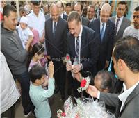 محافظ المنوفية يوزع الورود والكعك على المواطنين والأطفال احتفالًا بالعيد| صور