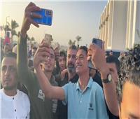 ياسر جلال يلتقط «سيلفي» مع جمهوره بعد صلاة العيد في شرم الشيخ| صور