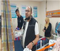 مدير الرعايات المركزة بالإسماعيلية يوزع حلوى العيد على المرضى 