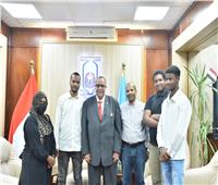 رئيس جامعة الأقصر يهنئ الطلاب السودانيين بعيد الفطر المبارك