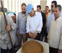 نائب محافظ المنيا يتابع انتظام أعمال توريد محصول القمح ببني مزار