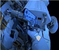 رائد فضاء يكسر مسمار جهاز ترددات الراديو للمحطة الفضائية
