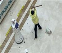 ممرضة تفقد أعصابها وتقوم بتحطيم روبوت في مستشفى بالصين