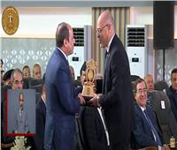 رئيس الاتحاد العام لعمال مصر يقدم درع تذكري للرئيس السيسي