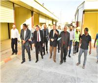 محافظ أسيوط ورئيس هيئة الأبنية التعليمية يتفقدان سوقا نموذجيا بـ«مركز الفتح»