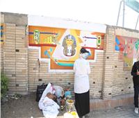 محافظ كفر الشيخ يشيد بطالبات تربية نوعية لتزيينهن جدران المدارس