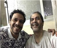 بعد زيارته للفنان عمرو محمد علي.. حمزة العيلي يطالب بتوفير علاجه «باهظ الثمن»