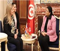 سفيرة بريطانيا بتونس تؤكد الحرص على تعزيز برامج التعاون في مجال الريادة النسائيّة بين البلدين