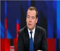 «ميدفيديف» يستنكر تصريحات ماكرون بشأن هزيمة روسيا جيوسياسيا في أوكرانيا