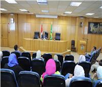 نائب محافظ المنيا يعقد اجتماعًا مع العاملين بالديوان العام للمحافظة 