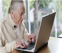 لتقليل مخاطر الإصابة بالخرف.. استخدام كبار السن للإنترنت 