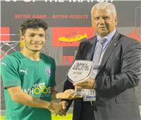 إسلام عيسى يحصد جائزة أفضل لاعب في مباراة غزل المحلة وبيراميدز 