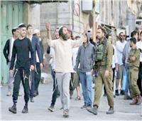 مُستوطنون إسرائيليون يمارسون أعمال عنف احتفالا بالانتهاء من ترميم مبنى أستولوا عليه في الخليل