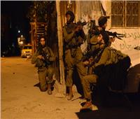 قوة إسرائيلية خاصة تقتحم مُخيمًا في «رام الله» وتعتقل شابًا