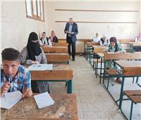 طلاب الشهادة الإعدادية في قنا يؤدون امتحان العلوم دون شكاوى