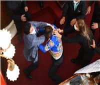 فيديو..جلسة «شد شعر وضرب» في البرلمان البوليفي
