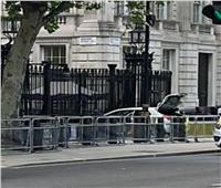 اصطدام سيارة ببوابات مقر مجلس الوزراء البريطاني | صور