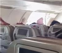مسافر يثير رعب ركاب طائرة.. فتح الباب قبل الهبوط | فيديو