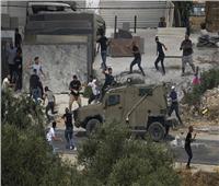 مستوطنون إسرائيليون يستهدفون سيارات فلسطينية بالرصاص الحي في نابلس