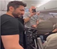 أثناء سفره إلى الأردن .. تامر حسني يغني «من النهاردة هدلعني» مع ركاب الطائرة 