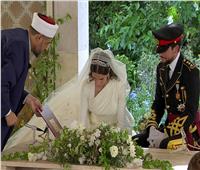 الأميرة رجوة آل سيف ترتدي تاجاً في حفل زفافها يحمل عبارات عربية ما هي؟