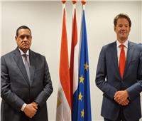 وزير التنمية المحلية يبحث مع وزير الهجرة الهولندي التعاون المشترك