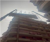 إنزال لوحة إعلانات عملاقة قبل سقوطها بسبب الرياح في القاهرة| صور 