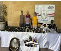 مداهمة وكرين لتصنيع المخدرات وضبط عصابة بـ57 كيلو حشيش وأسلحة في القاهرة 