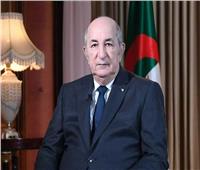 الرئيس الجزائري يكرم عددًا من الفنانين المبدعين في مختلف الفنون 