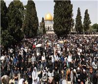 آلاف الفلسطينيين يؤدون صلاة الجمعة بالأقصى رغم تشديدات الاحتلال