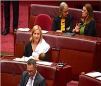 أول سياسية ترضع ابنتها في البرلمان الأسترالي والنواب يرحبون| صور