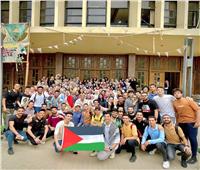 طلاب اللغة العبرية بجامعة عين شمس يرفعون علم فلسطين