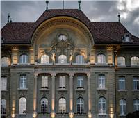 المركزي السويسري يلمح إلى رفع الفائدة رغم تراجع التضخم إلى 2.2%
