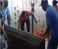 «عادت من الموت».. امرأة تستفيق داخل النعش خلال جنازتها |فيديو