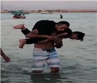 شاب ينقذ ثلاثة من الغرق بشواطئ طور سيناء
