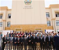 وزير التعليم العالي يلتقط صورة تذكارية مع رؤساء الجامعات
