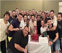 كريم محمود عبد العزيز يحتفل بعيد ميلاده على أنغام «سطلانة»| فيديو