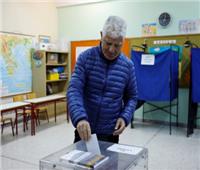 اليونانيون يصوتون في انتخابات جديدة يتصدرها اليمين بزعامة ميتسوتاكيس 