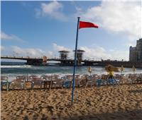 لليوم الثاني.. شواطئ الإسكندرية ترفع الرايات الحمراء| صور