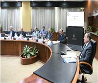 وزير البترول يعقد اجتماعًا مع إدارة الهيئة الاقتصادية للمثلث الذهبي