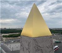 تركيب قمة الهرم الذهبي أعلى مسلة مصرية بميدان الكونكورد في فرنسا |صور 