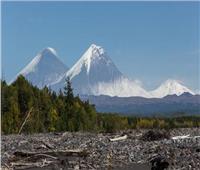 ثلاث هزات أرضية وثوران بركان في شبه جزيرة كامتشاتكا الروسية