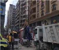 انتشال الجثة الخامسة من أسفل أنقاض عقار الإسكندرية| صور 