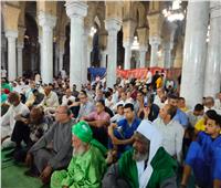 توافد الآلاف من المصلين إلى مسجد السيدة زينب لصلاة عيد الأضحى| فيديو