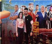 «محمد أنور» يحتفل بالعرض الخاص لفيلم «مستر اكس» مع عائلته