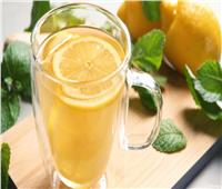 «لا تتوقف عن شربه».. 10 فوائد لليمون المغلي