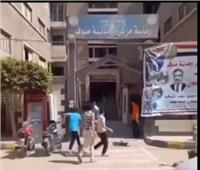 شاهد| «عجل أضحية هارب» يقتحم مجلس مدينة منوف وسط ذعر الموظفين