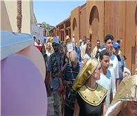 السياح بالغردقة يشاركون المصريين الاحتفالات بالذكرى العاشرة لثورة 30 يونيو