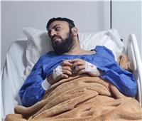 أول صورة للإعلامي أحمد يونس من داخل المستشفى بعد نجاح العملية الجراحية